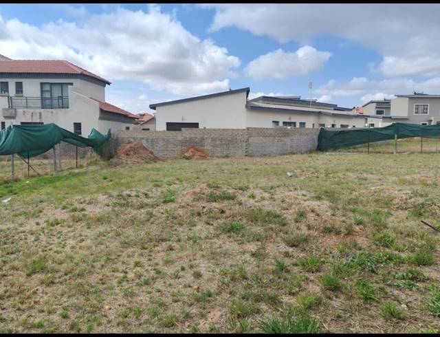 LAND FOR SALE IN WOODHILL ESTATE